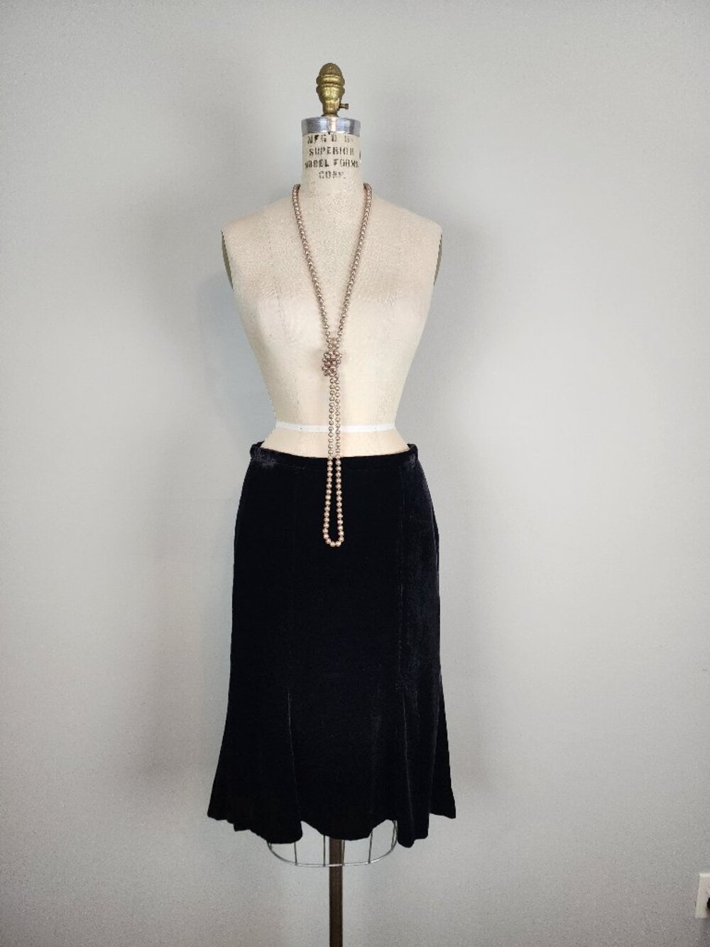 Vintage Apostrophe Rich Black Velvet A Line Below the Knee Skirt Ladies sz 2